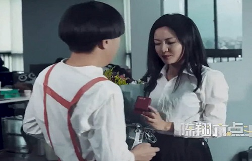 Anh chàng nhờ người "cầu hôn" bạn gái và cái kết bất ngờ